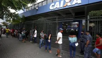 Nascidos em dezembro podem retirar até mil reais amanhã, na última fase do calendário