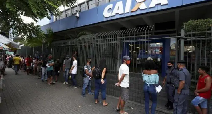 Nascidos em dezembro podem retirar até mil reais amanhã, na última fase do calendário