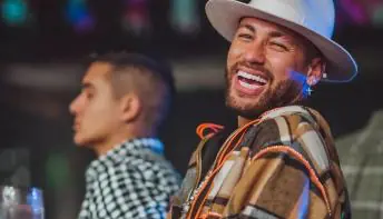 Neymar decreta fim das férias e foco total: 'Um trofeuzinho pra buscar'
