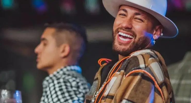Neymar decreta fim das férias e foco total: 'Um trofeuzinho pra buscar'