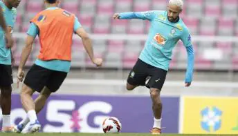 Neymar se machuca durante treino e pode desfalcar seleção nesta quinta