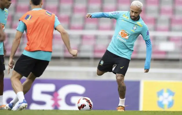 Neymar se machuca durante treino e pode desfalcar seleção nesta quinta