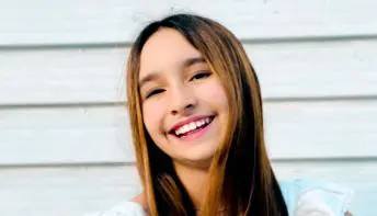 Nina Frainer é escritora, cantora, compositora, atriz, humorista, musicista, empreendedora e palestrante com apenas 14 anos 