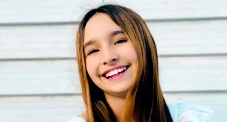 Nina Frainer é escritora, cantora, compositora, atriz, humorista, musicista, empreendedora e palestrante com apenas 14 anos 