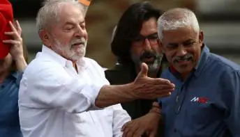 No 1º ato da campanha, Lula fala sobre fome, faz aceno a evangélicos e diz que Bolsonaro é possuído pelo demônio   