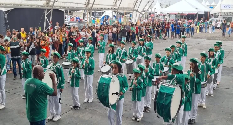 No dia do aniversario da cidade tem o encontro de bandas escolares na exposama 