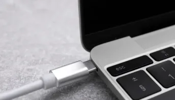 Notebook sempre ligado à tomada? Veja os riscos e como evitá-los