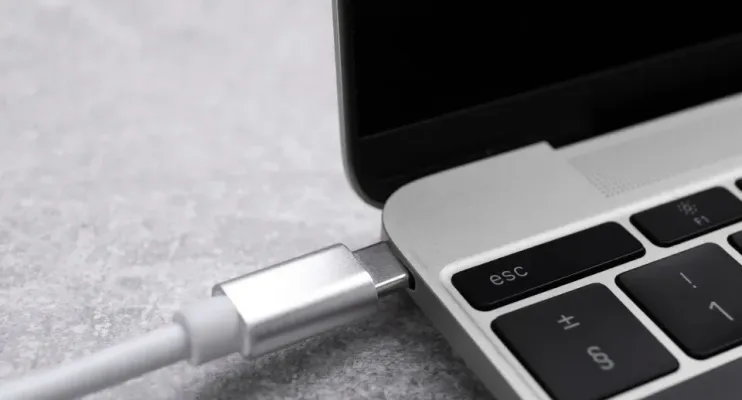 Notebook sempre ligado à tomada? Veja os riscos e como evitá-los
