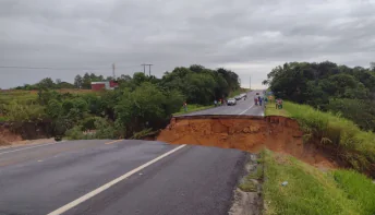 Nova cratera se abre e trecho da BR-101 fica totalmente interditado em São Mateus, ES