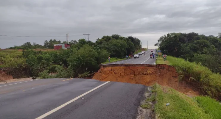 Nova cratera se abre e trecho da BR-101 fica totalmente interditado em São Mateus, ES