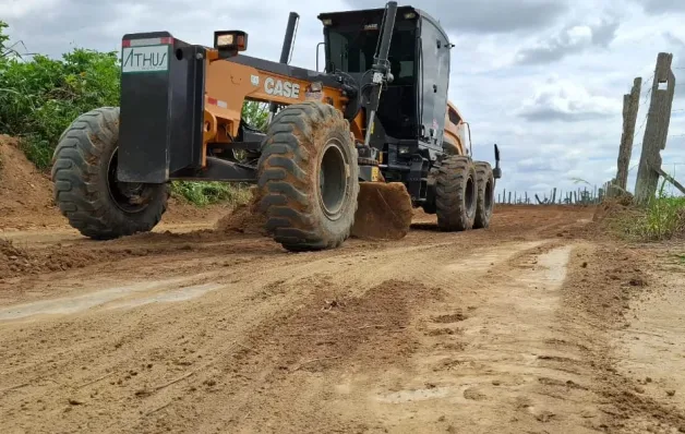 Nova Venécia intensifica recuperação de estradas rurais para transporte escolar