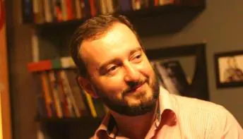Novo livro de Anaximandro Amorim traz reflexão poética sobre o corpo
