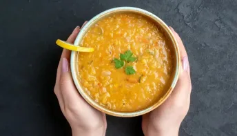 O caldo caseiro que substitui o colágeno e o ácido hialurônico e que pode ser consumido todos os dias