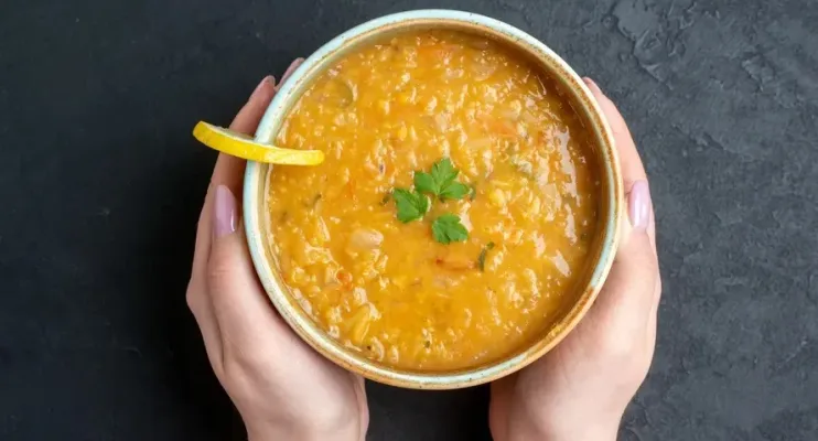 O caldo caseiro que substitui o colágeno e o ácido hialurônico e que pode ser consumido todos os dias