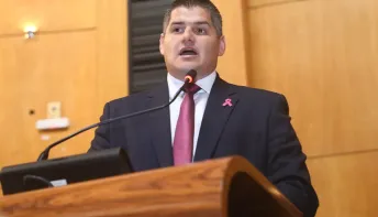 O deputado Alexandre Xambinho ressalta o grande potencial do setor de petróleo e gás durante a reunião da comissão.