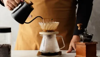 O erro de limpeza que cria um antro de germes na sua máquina de café