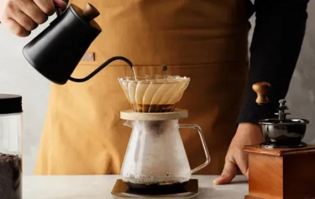 O erro de limpeza que cria um antro de germes na sua máquina de café