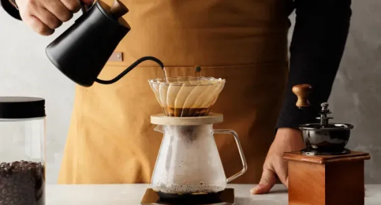 O erro de limpeza que cria um antro de germes na sua máquina de café
