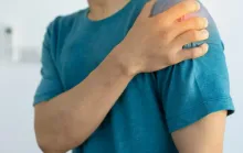 O que uma dor no ombro pode revelar sobre o fígado