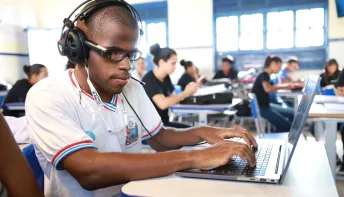 Óculos Orcam doados pelo Governo do Estado mudam a realidade de estudantes baianos com deficiência visual