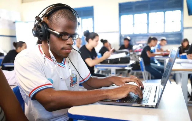 Óculos Orcam doados pelo Governo do Estado mudam a realidade de estudantes baianos com deficiência visual