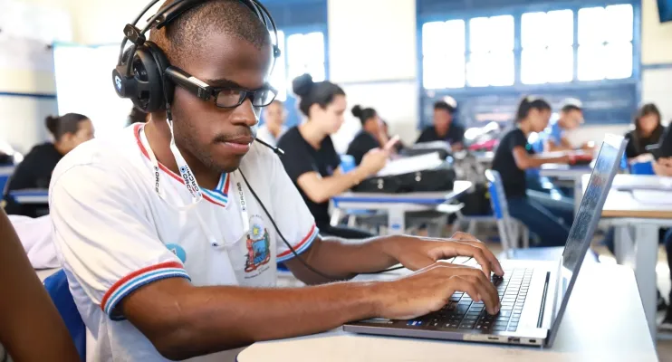 Óculos Orcam doados pelo Governo do Estado mudam a realidade de estudantes baianos com deficiência visual