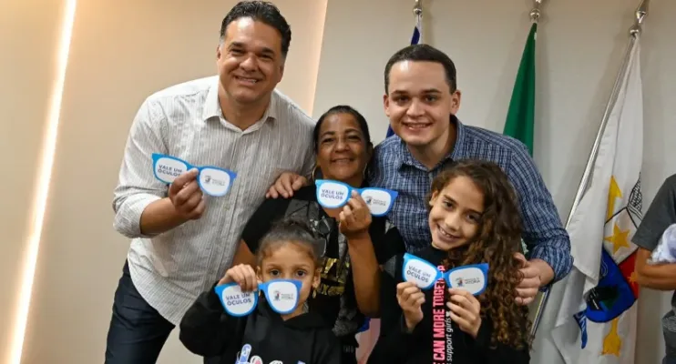 Olhar Vitória: emoção marca entrega de "vale óculos" para estudantes