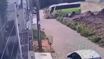 Ônibus desgovernado invade rua e atinge casa em Linhares