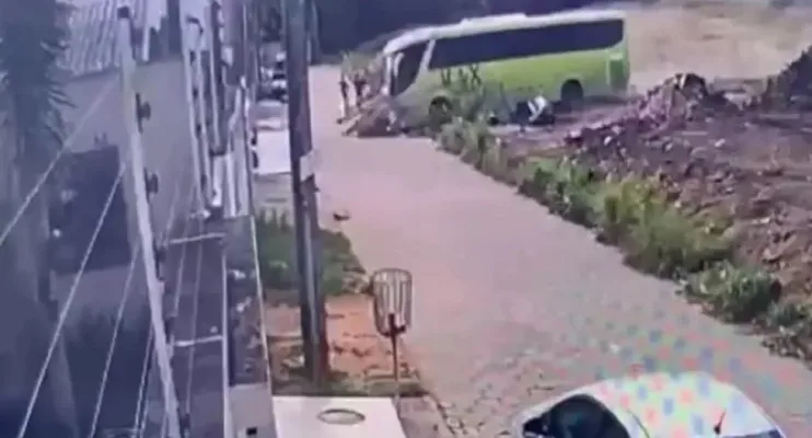 Ônibus desgovernado invade rua e atinge casa em Linhares