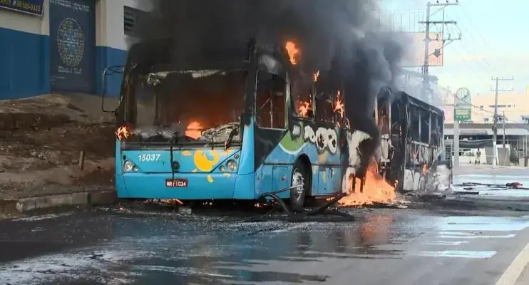 Ônibus do Transcol pega fogo na BR-262, em Cariacica, ES