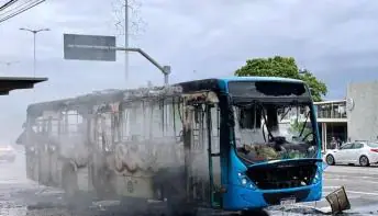 Ônibus é incendiado após morte de suspeito em confronto com a PM em Vitória