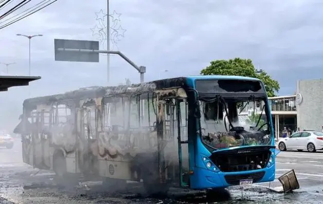 Ônibus é incendiado após morte de suspeito em confronto com a PM em Vitória