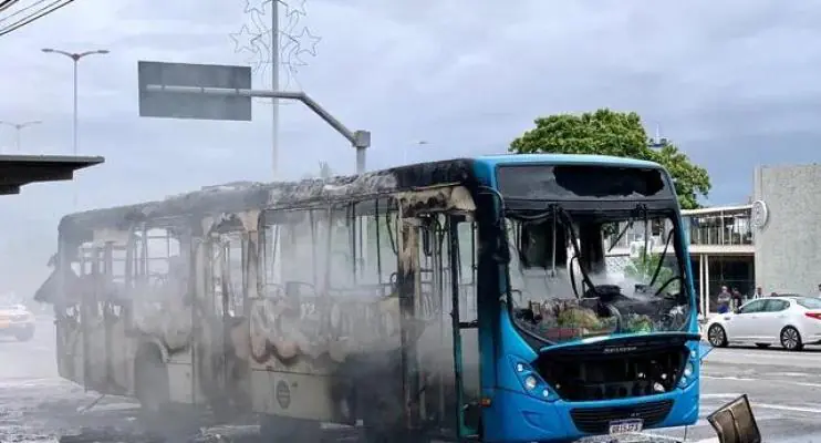 Ônibus é incendiado após morte de suspeito em confronto com a PM em Vitória