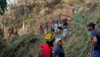 Ônibus escolar cai em ribanceira e deixa 18 mortos e 28 feridos 