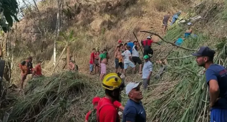 Ônibus escolar cai em ribanceira e deixa 18 mortos e 28 feridos 