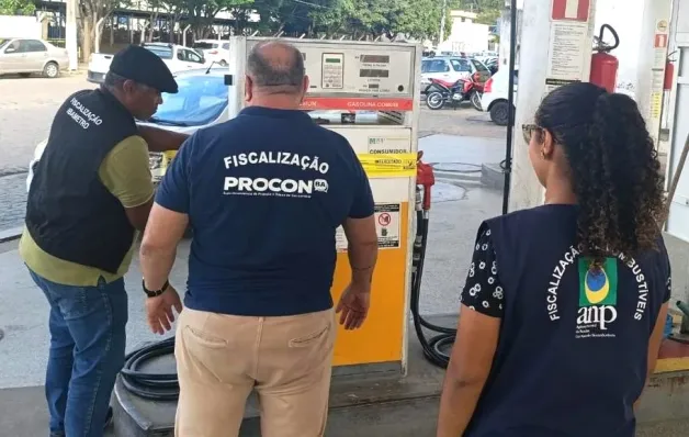 Operação Combustível Legal identifica três postos com bombas fraudadas para vender combustível a menos para o consumidor