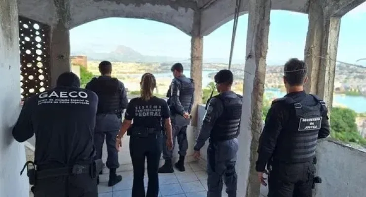 Operação contra 'pombo-correio' de presos do PCC cumpre mandados no ES