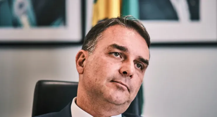 Operação da PF fragiliza mais um aliado de Flávio Bolsonaro no RJ