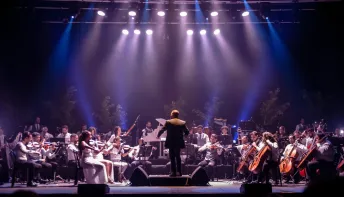 Orquestra Filarmônica Moderna Brasileira apresenta sucessos de Michael Jackson no espetáculo “Ídolos Orquestrados”