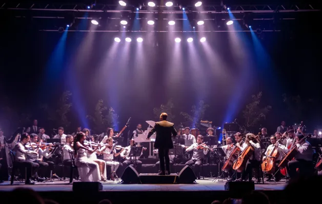 Orquestra Filarmônica Moderna Brasileira apresenta sucessos de Michael Jackson no espetáculo “Ídolos Orquestrados”