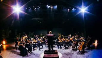 Orquestra Filarmônica Moderna Brasileira oferece ao público uma experiência musical multimídia