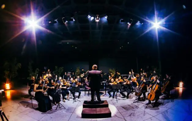 Orquestra Filarmônica Moderna Brasileira oferece ao público uma experiência musical multimídia