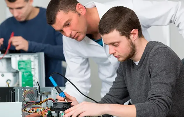 Os 30+ investem em cursos técnicos para se recolocar no mercado 