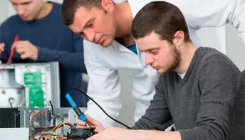 Os 30+ investem em cursos técnicos para se recolocar no mercado 