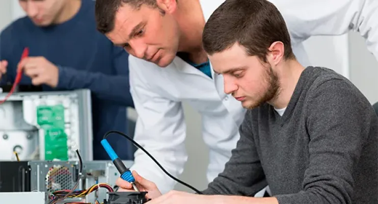 Os 30+ investem em cursos técnicos para se recolocar no mercado 