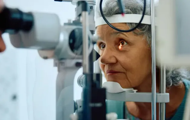 Os sinais do colesterol alto que aparecem nos olhos