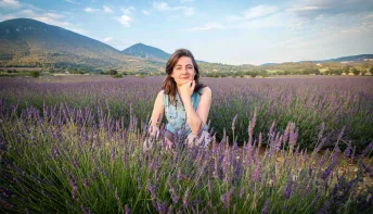 Outubro Rosa: aromaterapia como aliada no cuidado do feminino