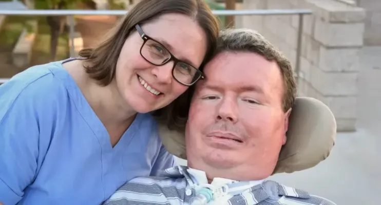 Paciente com ELA usa chip da Neuralink para editar vídeo com a mente e recuperar a própria voz