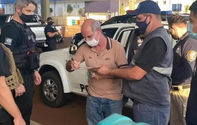 Pai e filho brasileiros são presos nos EUA por esquema de tráfico de pessoas em restaurante 
