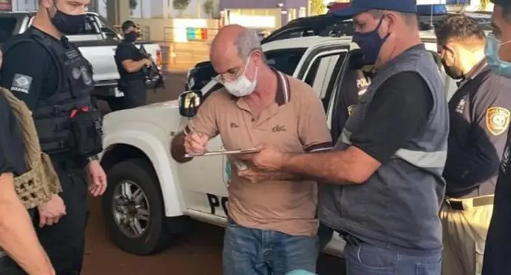 Pai e filho brasileiros são presos nos EUA por esquema de tráfico de pessoas em restaurante 
